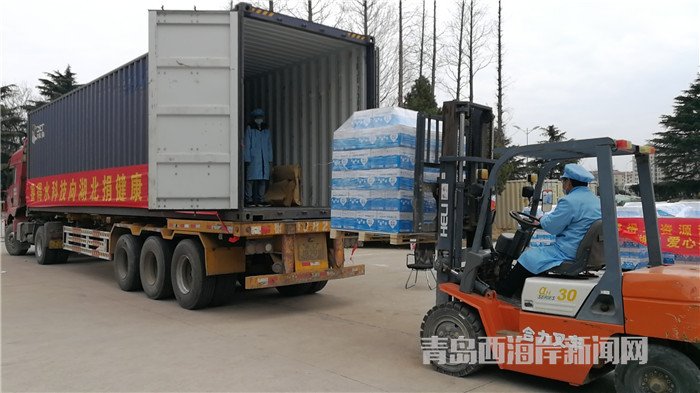 首批包裝直飲水裝車發(fā)運(yùn)。孫啟攝.jpg