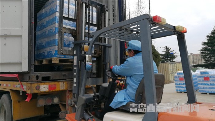 首批包裝直飲水裝車發(fā)運(yùn)。孫啟攝4.jpg