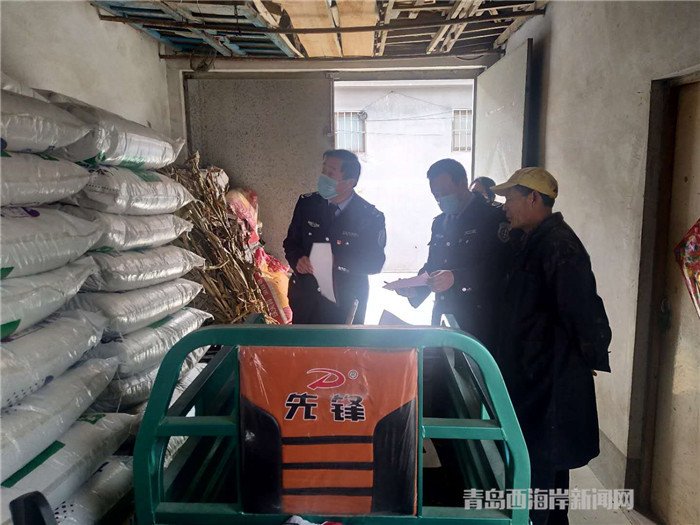 圖為西海岸新區(qū)農(nóng)業(yè)綜合行政執(zhí)法大隊執(zhí)法隊員在檢查肥料經(jīng)營情況。.jpg