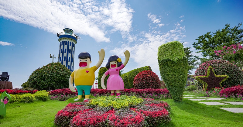 勝日尋芳，穿梭在金沙灘啤酒城里的 盛夏花海